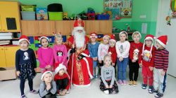 Przedszkolaki witają Świętego Mikołaja!