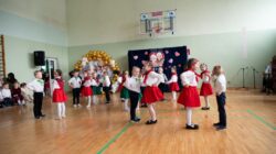 Dziś dla Babci słońce mamy i całuski dla Dziadziusia. Dziś życzenia wnuczek składa i piosenki śpiewa wnusia…