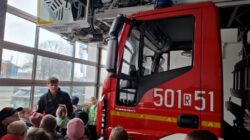 Drugoklasiści w odwiedzinach w Interaktywnym Centrum Edukacyjnym ,,Ognik’’ Komendy Powiatowej Państwowej Straży Pożarnej w Mielcu