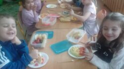 Zdrowie na talerzu - sałatka owocowa przedszkolaków